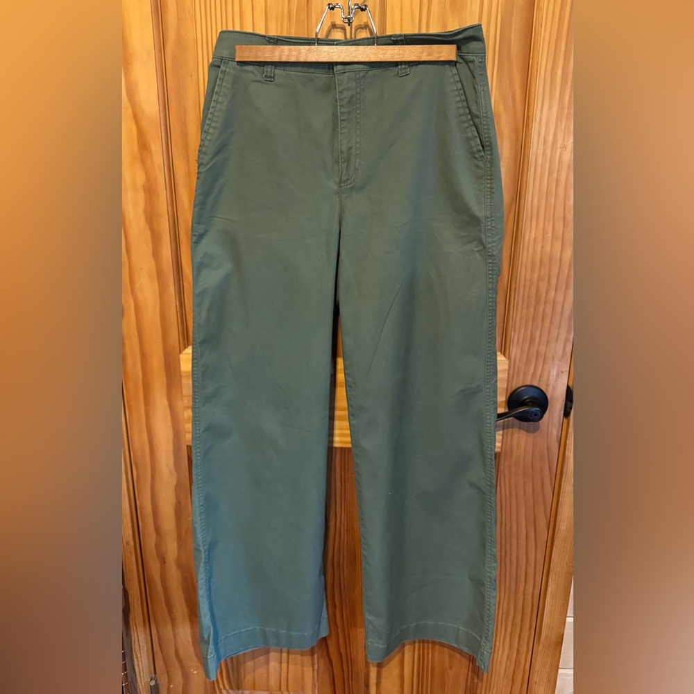 GAP Girlfriend Khaki - Olive Green wide leg chinos - size 4